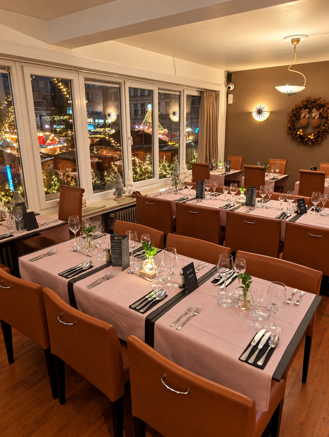Sfeervol gedekte tafels in de feestzaal van Resto Arno's tijdens de avond