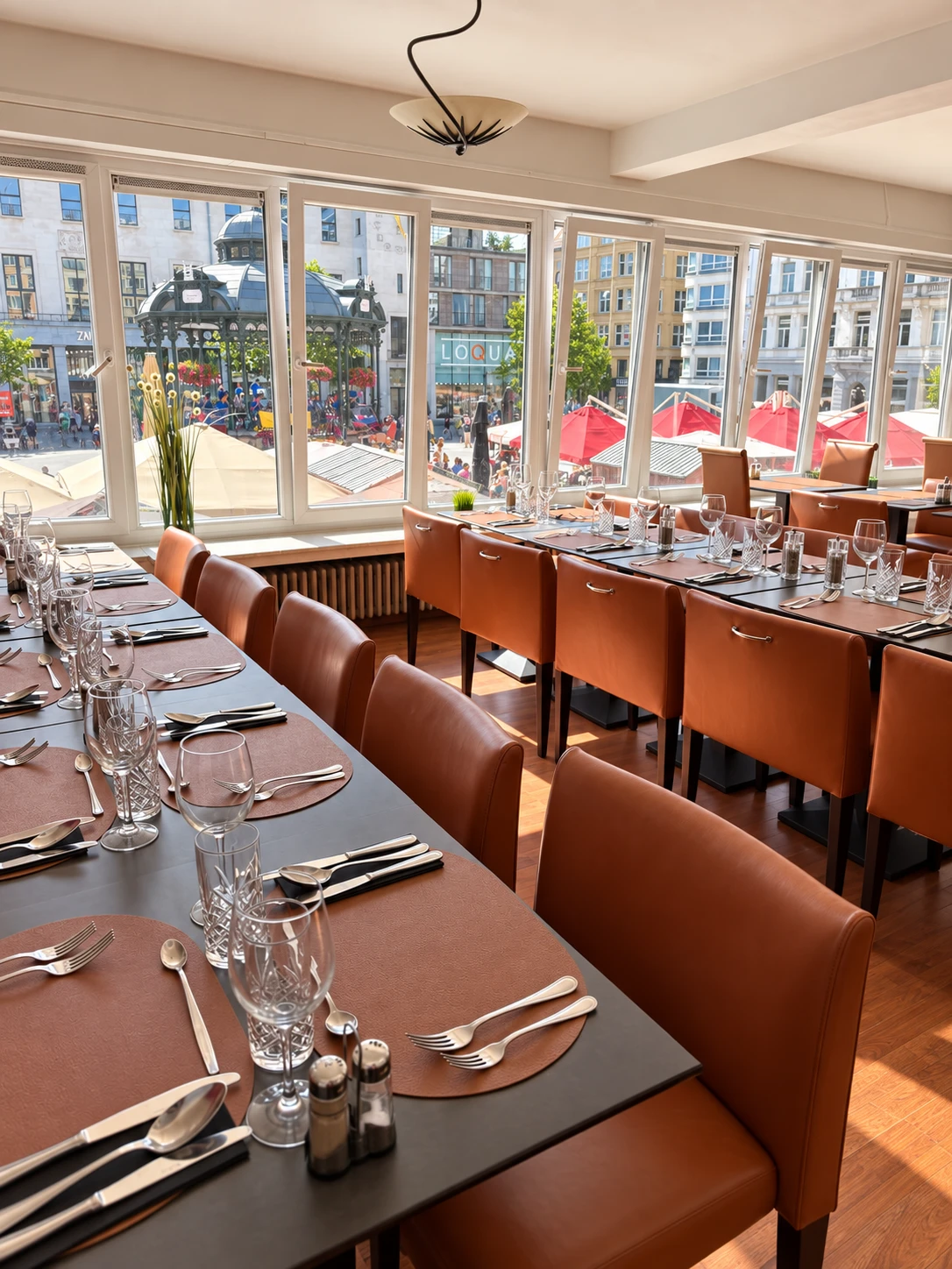 Feestzaal van Hotel Ambassadeur met zicht op het Wapenplein in Oostende